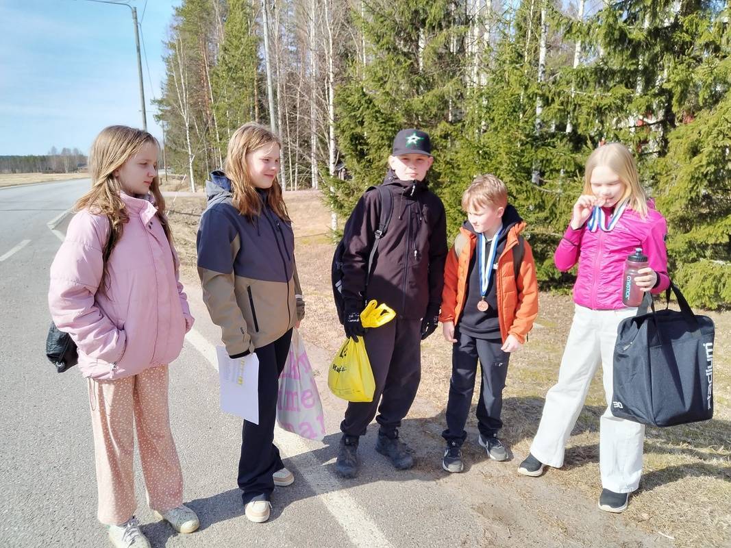Uintikisat Tänä vuonna pidettiin uintikisat, kun lumet ehti sulaa ennen hiihtokisoja. Koulultamme oli mukana viisi reipasta uimaria ja palkintoja saatiin kaksi:)