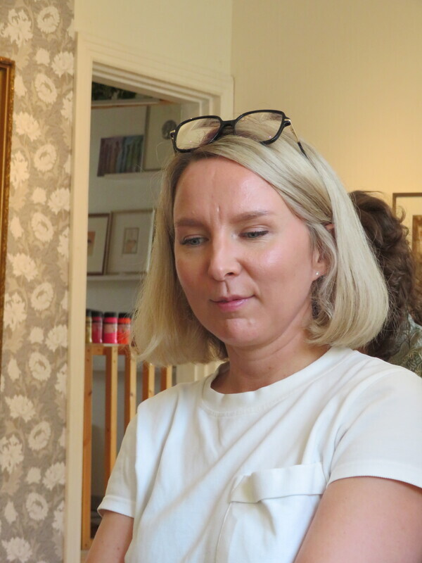 Etelä-Savon kulttuurileijonien luolassa idean esittelijä Hanna Leppänen GalleriArissa.