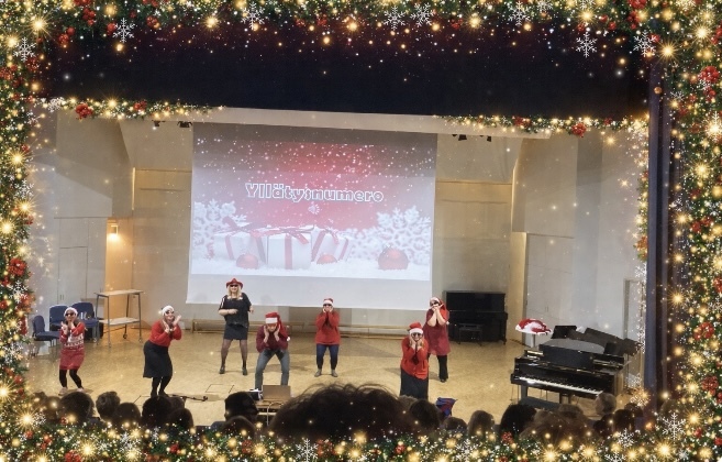 19.12.2025 vietettiin yläkoulun perinteistä joulujuhlaa Harjavaltasalissa. Juhla huipentui raikuvien kannustusten saattelemana henkilökunnan taidokkaaseen tanssiesitykseen. ✨🎄✨
