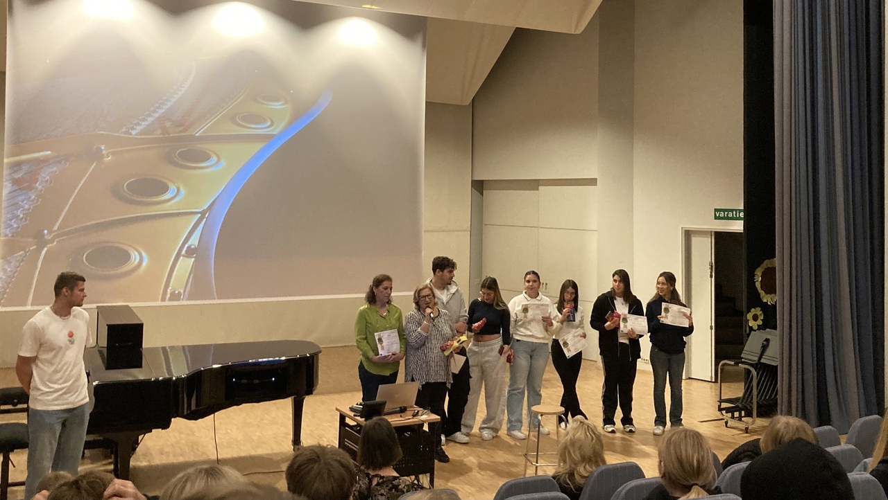 Italialaisia vieraita yläkoululla.