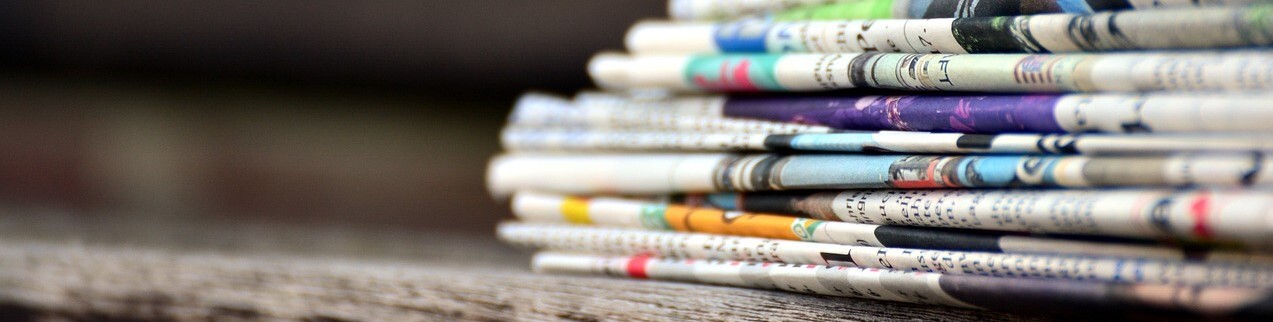 Sanomalehtiä pinossa