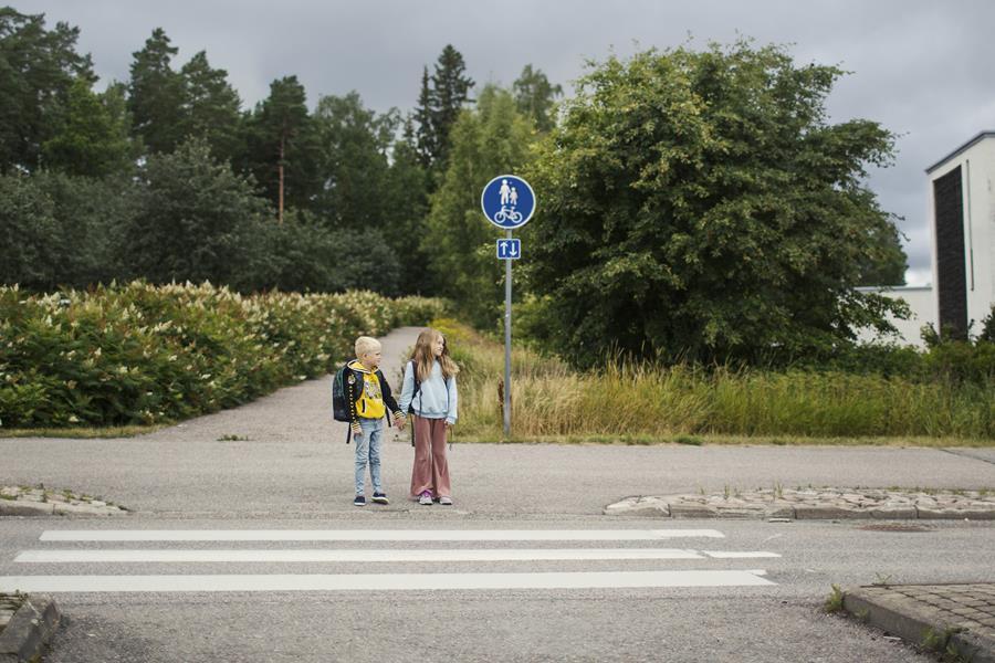 Turvallinen matka tehdään ilman puhelinta – näin tuet lasta koulumatkassa