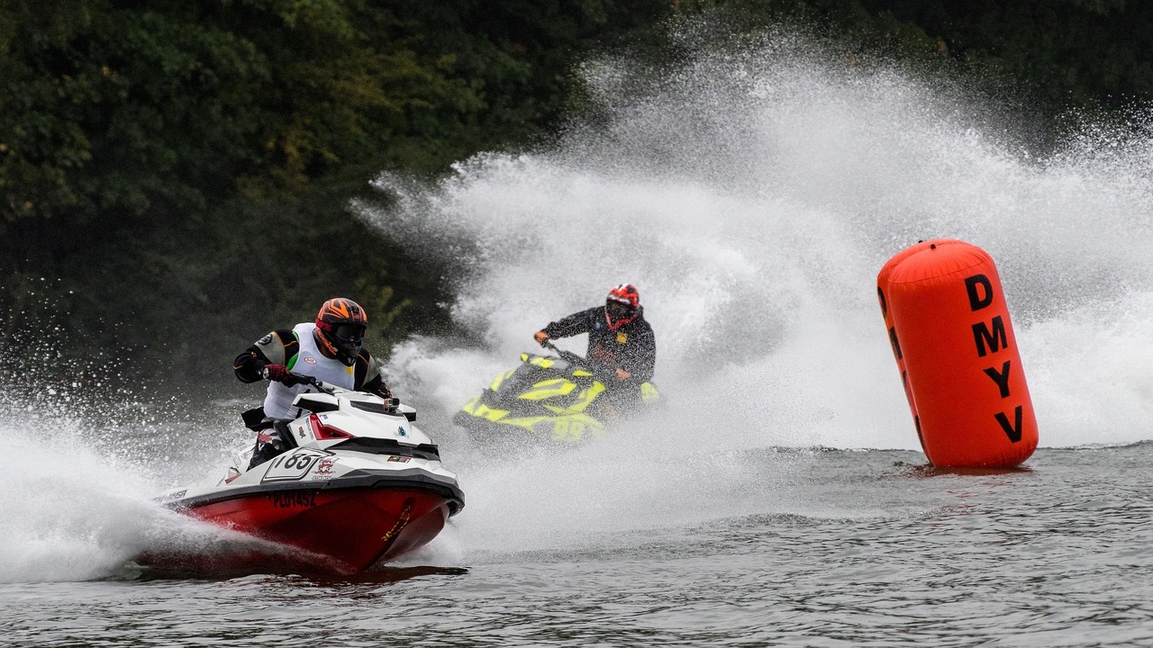 herbert2512-motor-boat-race-3699218_1920.jpg