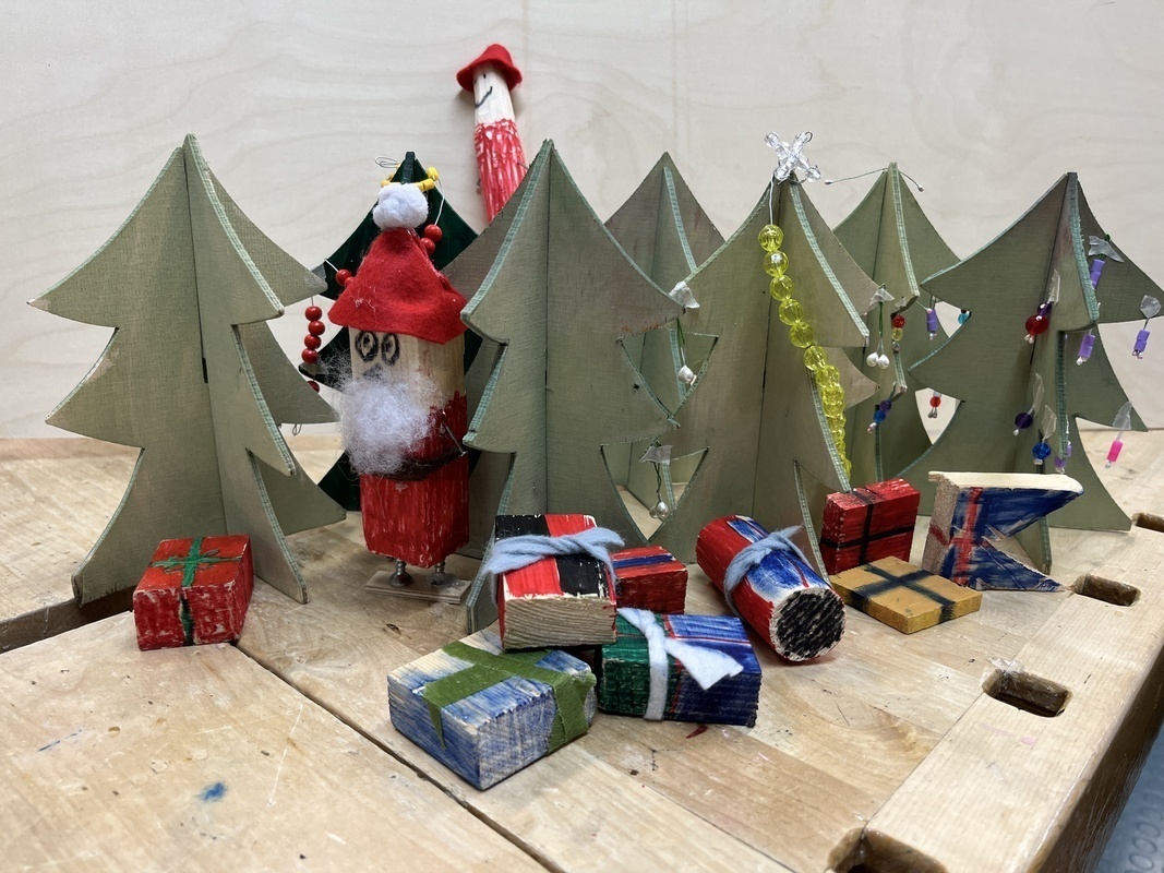 🎄 Hiljaa helkkää joululaulut, hiljaa tähdet loistaa. Hiljaa saapuu joulun rauha, kaikki huolet poistaa