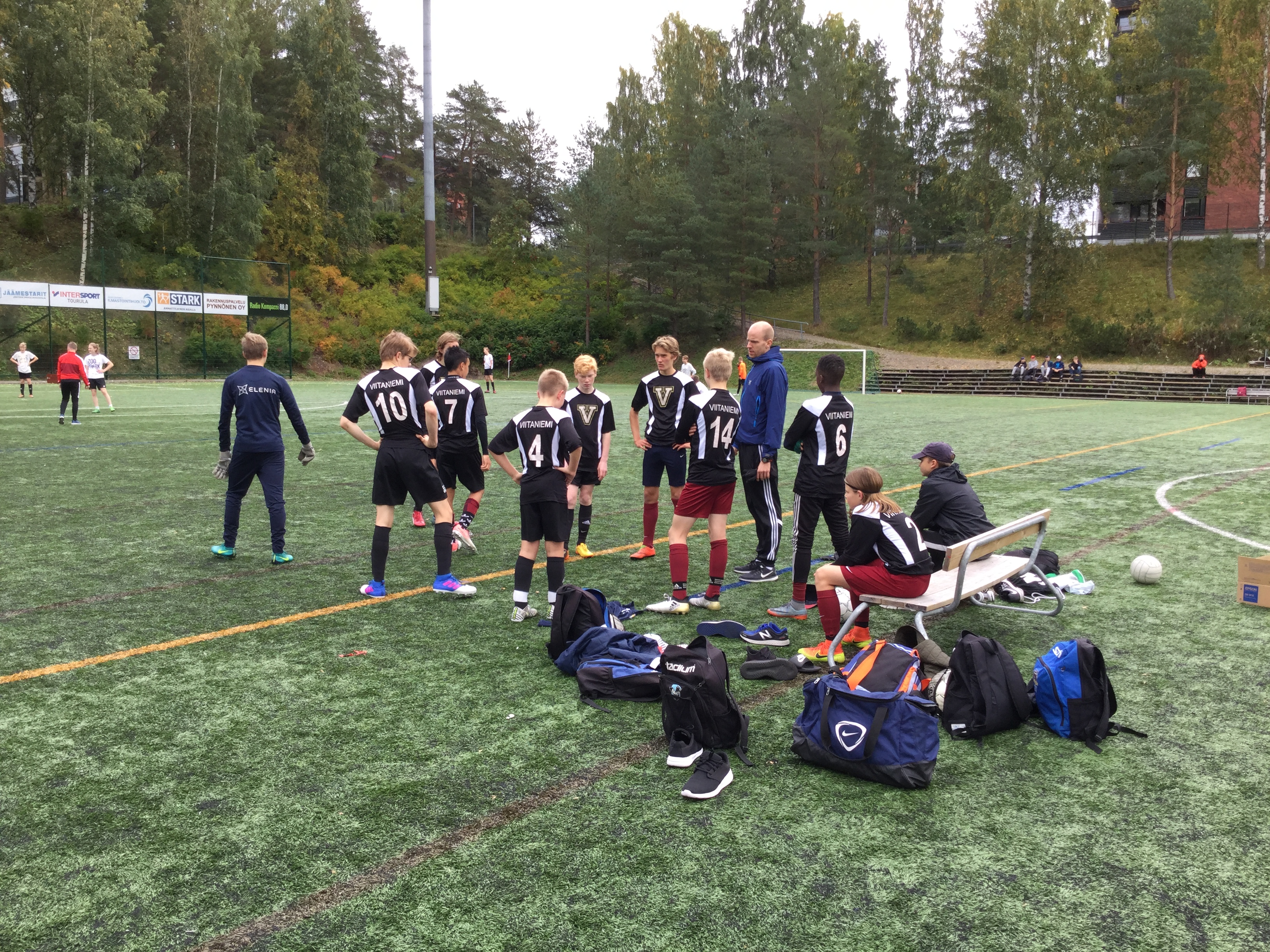 Koulujenvälinen jalkapallon Jyväskylän mestaruusturnaus käynnissä. Ottelu  Viitaniemi - Tikkakoski.