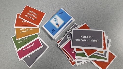 Idis-korttien väreillä on tarkoituksensa: väri kertoo, keskittyvätkö korttien kysymykset ydinkäsitteeseen, aiheen kontekstin kuvaukseen, ilmiön historiaan ja kehityskaareen, etuihin ja haittoihin jne.