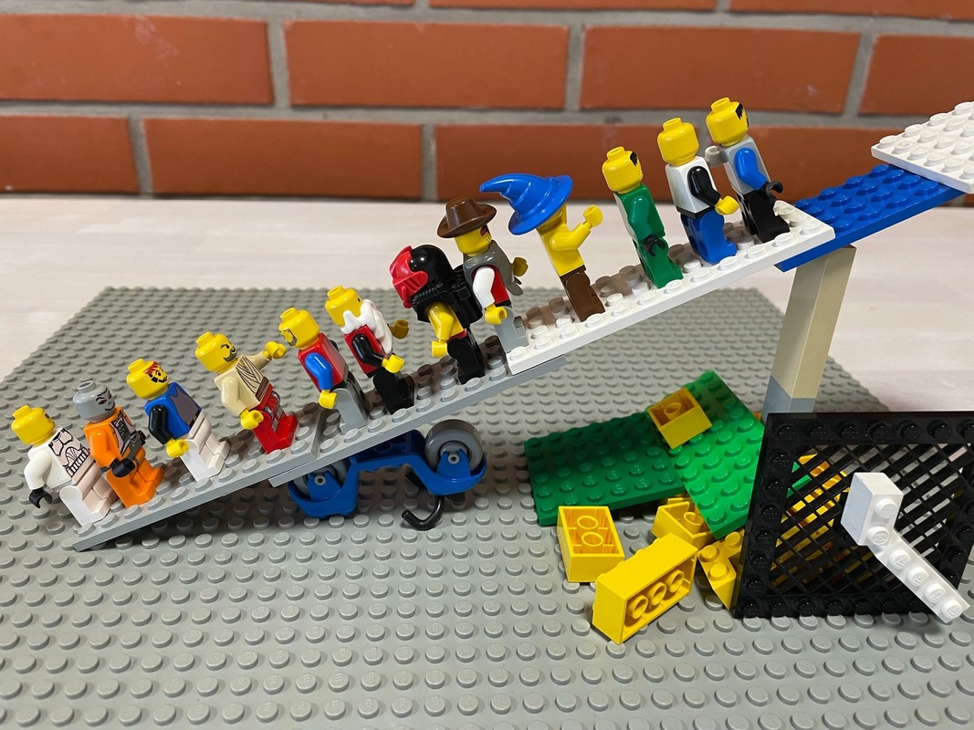 legohahmot kulkevat kuvassa vasemmalta oikealle nousevaa rakennettua siltaa