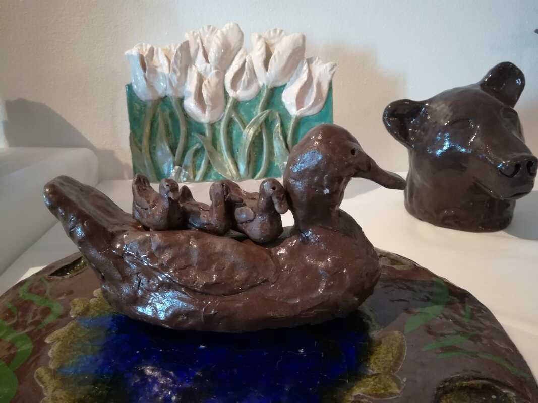 Keraaminen sorsa, jolla selässä poikaset