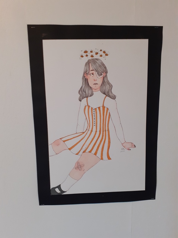 Piirustus, jossa istuva tyttö