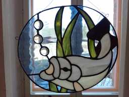 Tiffanytekniikalla valmistettu kala-aiheinen ikkunakoriste