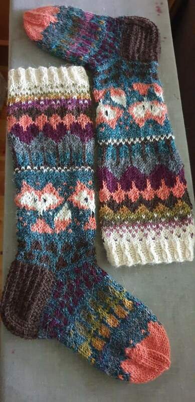 Kettuaiheiset kirjoneulesukat