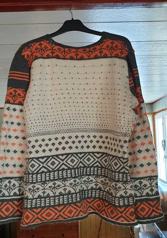 Kirjoneulevillapusero