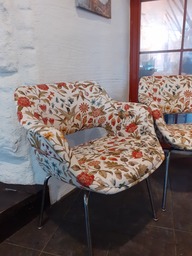 Kukikkaalla kankaalla verhoillut nojatuolit