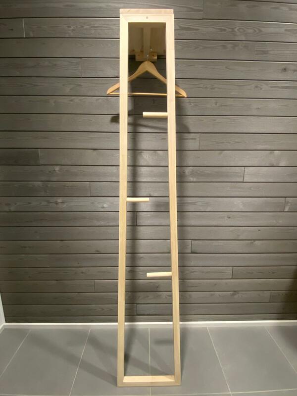 Puusta valmistettu naulakko