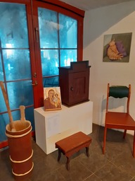 Vanhojen huonekalujen kunnostuskurssilla tehtyjä töitä ja kuvataideryhmän tauluja kevätnäyttelyssä.