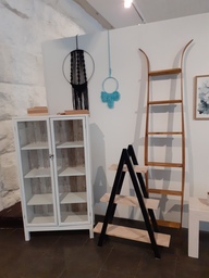 Naisten puutyöryhmän töitä, seinällä myös makrameekurssin ja kuvataidekurssin töitä