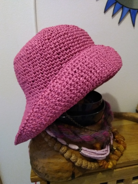 Paperinarusta virkattu pinkki hattu