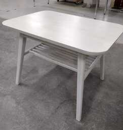 Puinen valkea pöytä