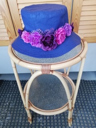 Edellisen kuvan hattu koristeltuna violetinsävyisillä kangaskukilla.