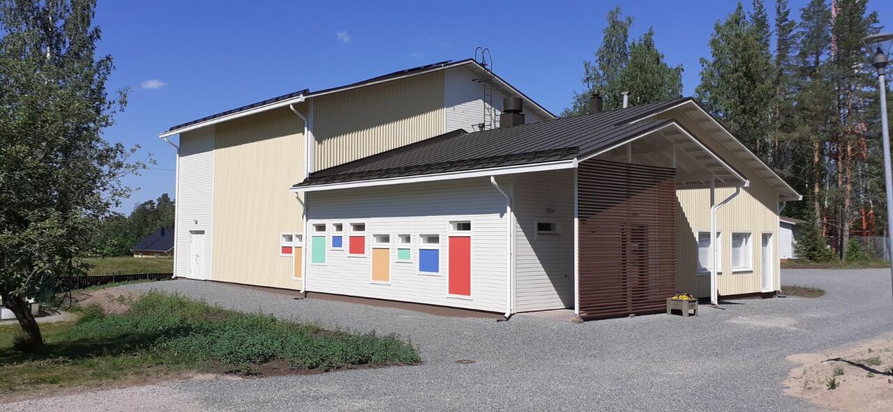 Kuva Pohjoislahden koulun lisärakennuksesta, jossa on liikuntasali