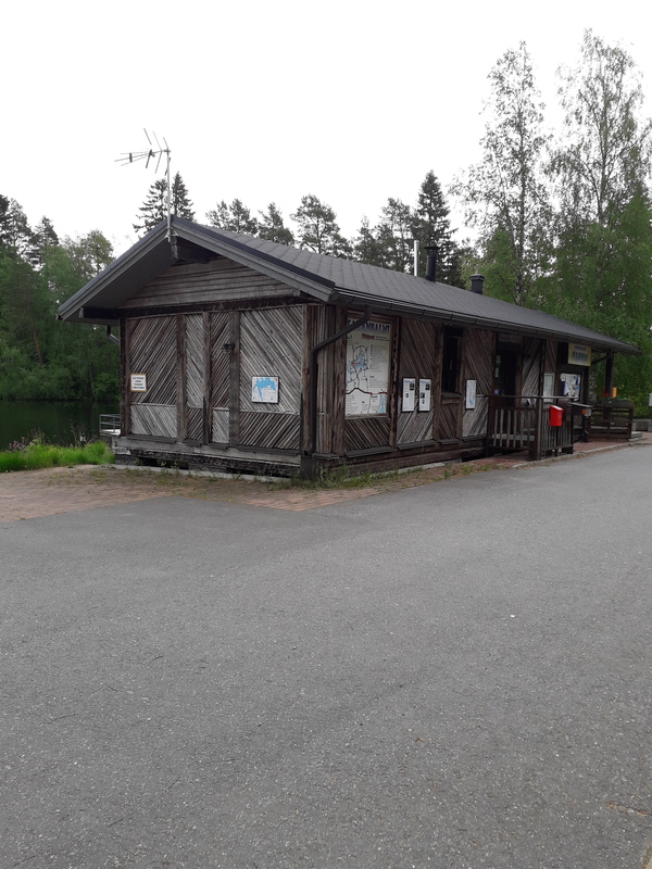 Karansalmen kylätalo kuvattuna Ähtärin suunnasta saapuessa