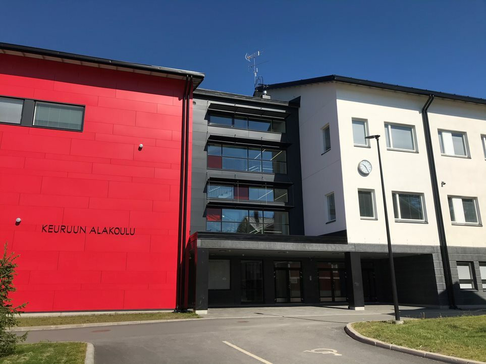 Kuva Keuruun alakoulun laajennusosan sisäänkäynnistä
