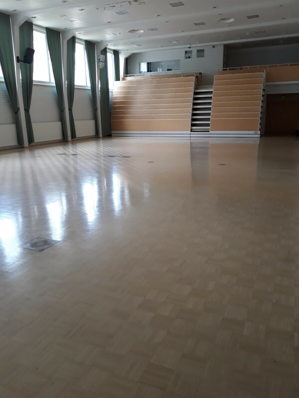 Auditorio1.jpg Keuruun yhteiskoulun auditorio kuvattuna näyttämön nurkalta ikkunaseinään päin.
