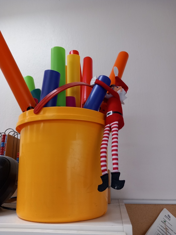 Tonttu roikkuu soittimissa