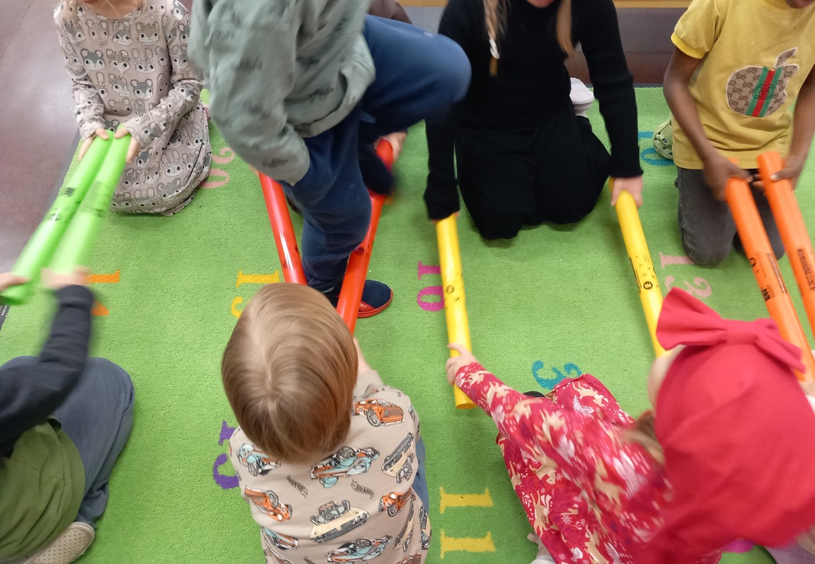 Lapset pitävät käsissään boomwhackersejä