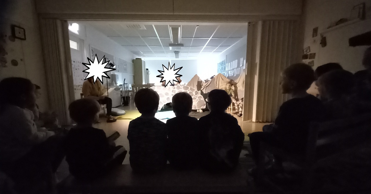 Lapset katsovat teatteriesitystä