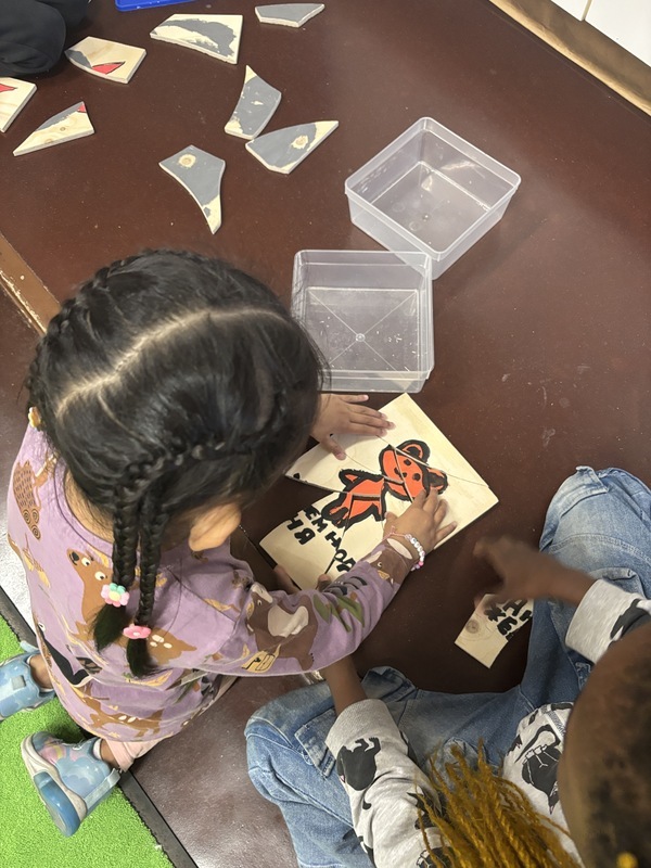 Koululaiset tekivät palapelejä