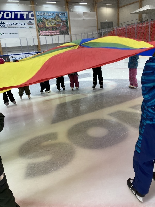 Varjon alla vaihdettiin paikkoja luistellen.⛸️