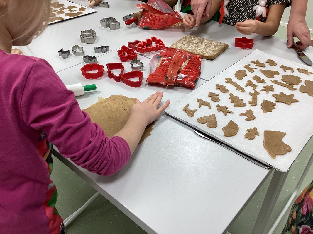 Pipareita leivottiin porukalla ja samalla kuunteltiin joululauluja 🧑‍🎄