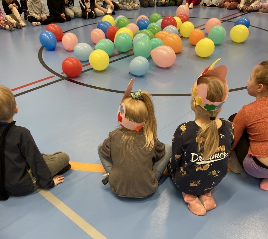 Väärinpäinpäivänä sai pukeutua hassusti ja Vapun kunniaksi leikimme ilmapalloilla liikuntasalissa. 🎈🎉🥳