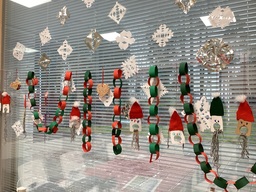 Jouluikkunassa lasten jouluaskarteluja.🤶👍