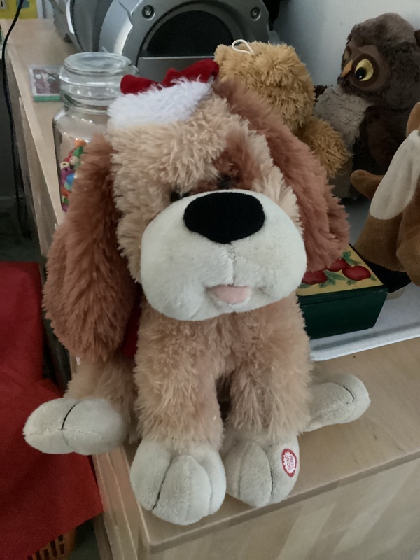 Joulukalenteri yllätys oli joulukoira, joka osasi laulaa meille ja heiluttaa korviaan🦴.🤶👍🎶