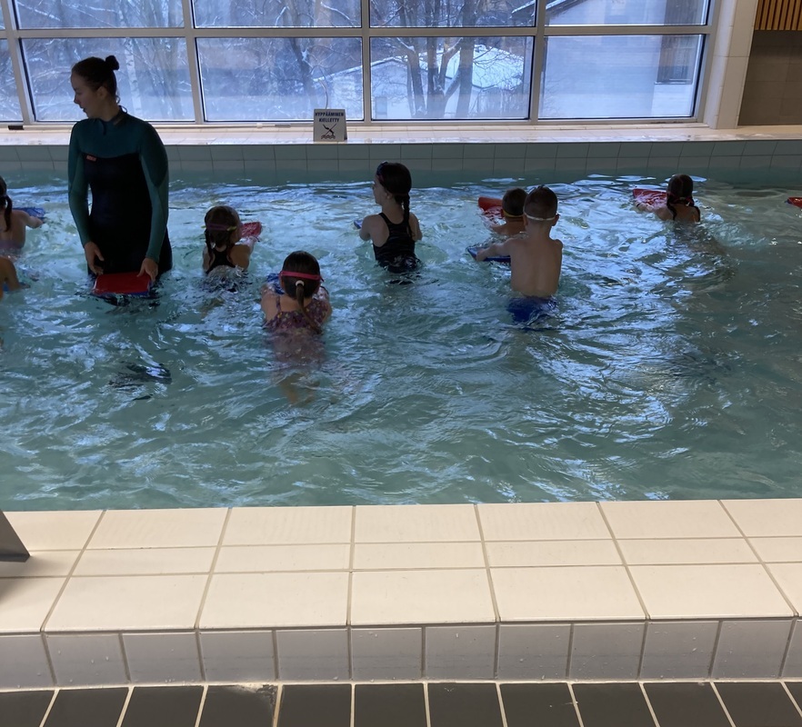 Uimakouluun mentiin yhdessä pikku-bussilla .Jännitystä oli ilmassa, mutta lopulta oli tosi mukavaa 👍🏊🏻‍♀️