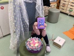 Synttäripäivänä lauletaan🎼 ja postilaatikkoon on tullut kortt💌, jossa on hierontasatu .