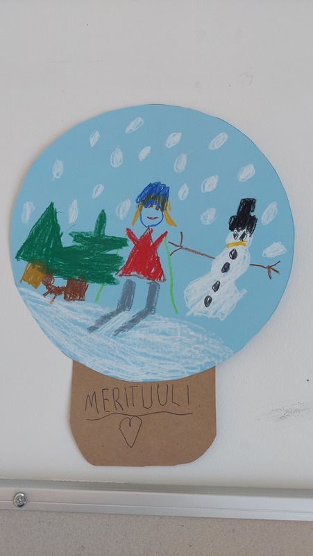 Lumituiskusta inspiroituneena piirsimme lumisadepallot! Tänään ulkoleikeissä olimme itsekin kuin lumisadepallon sisällä!