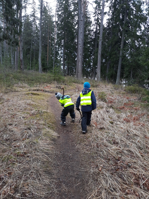 Vaikka etapit loppuivat voit jatkaa polkua eteenpäin. Rakenna luonnonmateriaaleista joku hauska taideteos johonkin polun mutkaan iloksi kaikille kulkijoille