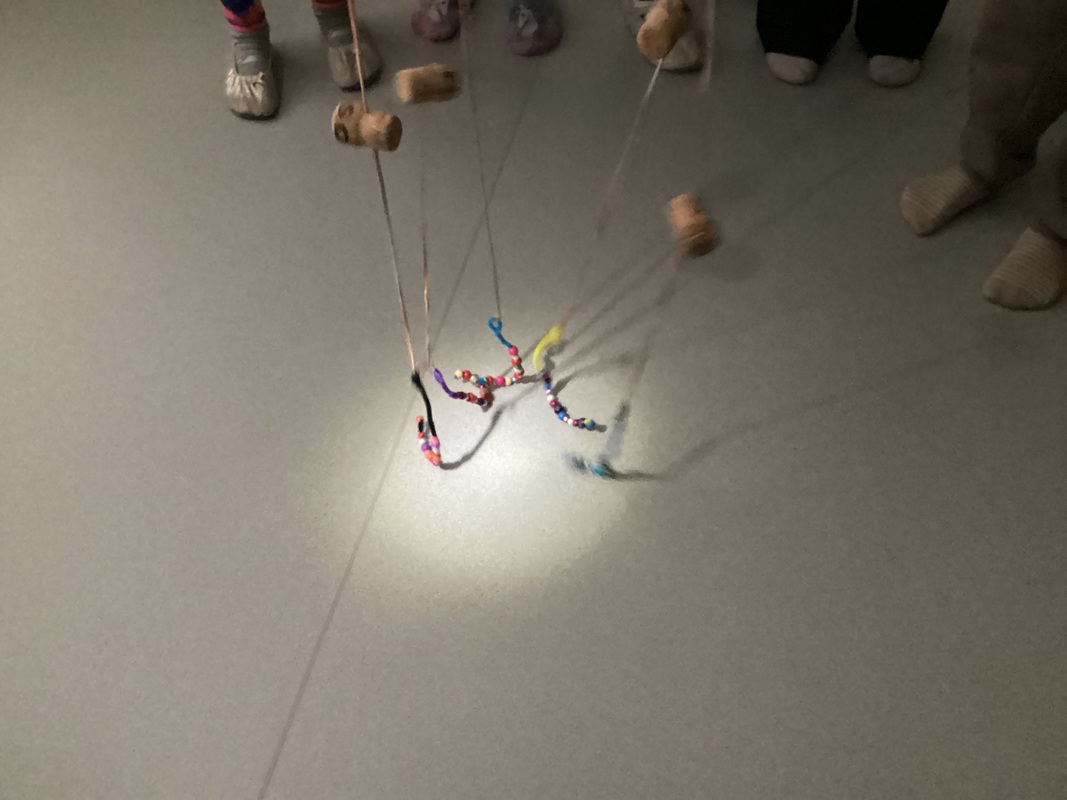 J-kirjain kuin ongenkoukku