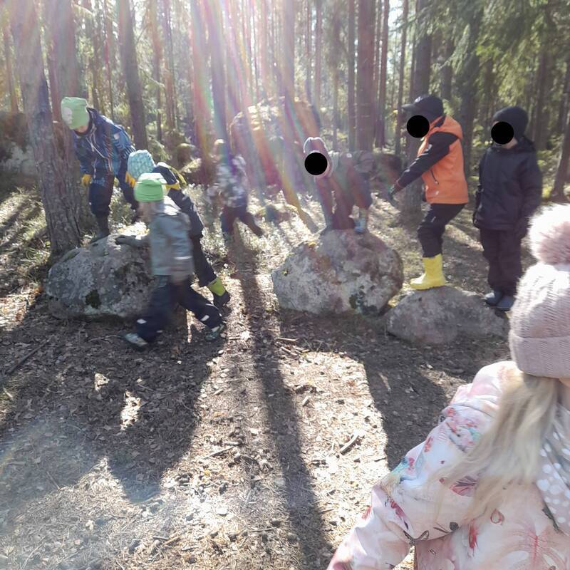 Metsän suojassa on kivaa leikkiä