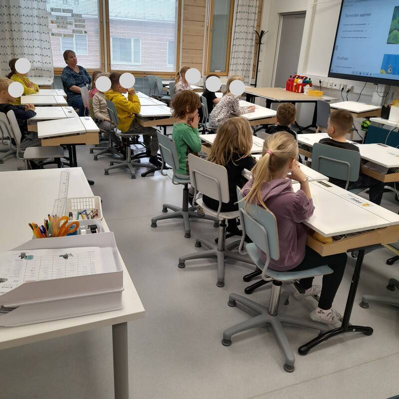 Koululuokassa tutustumassa