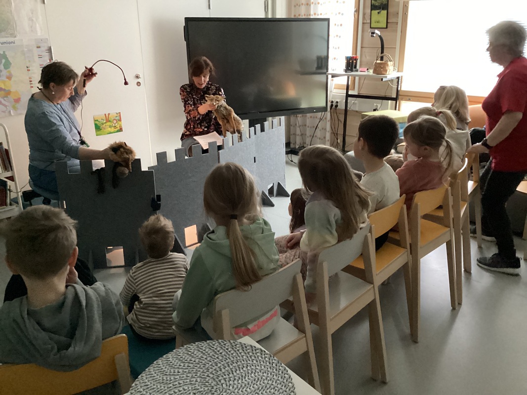 Nevena esitti meille kettutarinaa....siinä tuli tietoa ihan oikeista ketuista