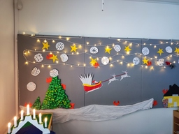 Joulukalenteri,lasten askarteluja; kuusi, tähtiä, lumihiutaleita, joulupukki ja reki, kettuja
