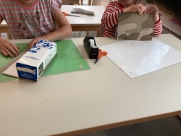Kynäkotelon päällystäminen.
