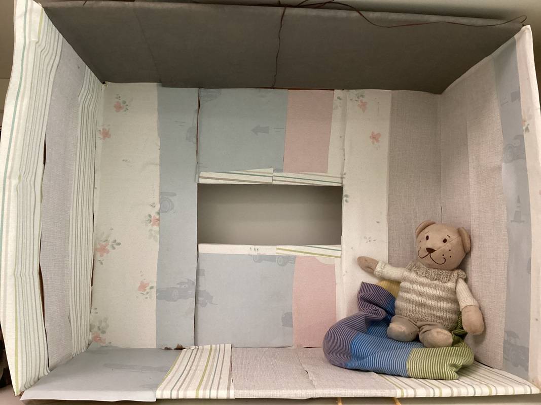 Reissu-Nalle istuu omassa puumajassaan