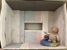 Reissu-Nalle istuu omassa puumajassaan