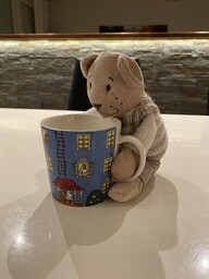 Aamukahvin juontia muumimukista