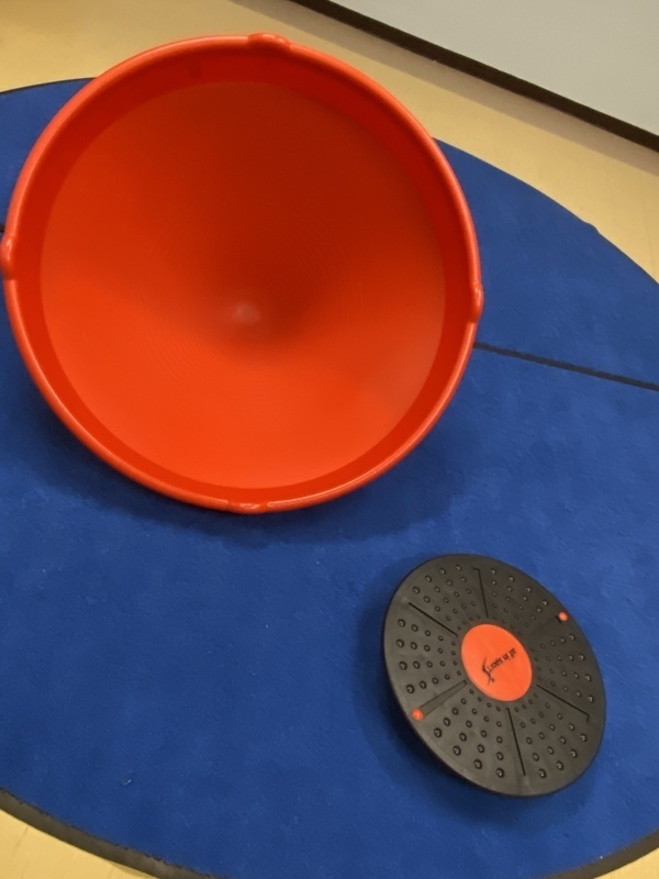 Kuva Punainen keinuvati ja mustapunainen tasapainolauta.